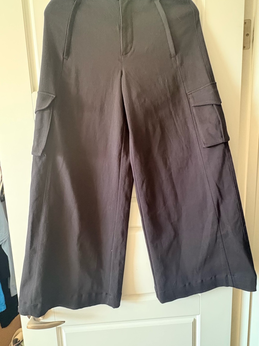 ALO cargo pants wide leg Black Wide-Leg Cargo Culottes - Picture 3 of 4